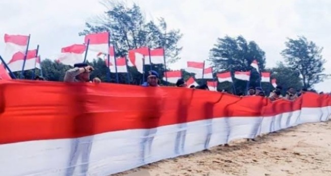 Polres Kotim Bentangkan Bendera Merah Putih 80 Meter di Pantai Ujung Pandaran